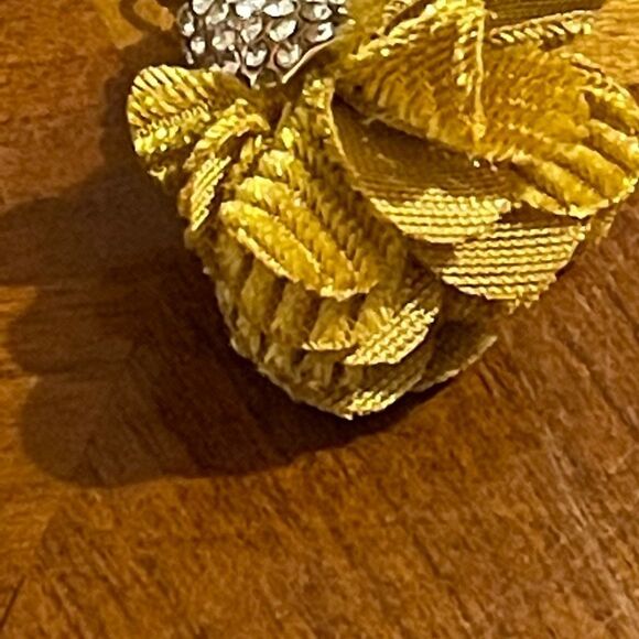 NWT DKNY 4” long gold tone crystal fabric flower earrings - Picture 4 of 5